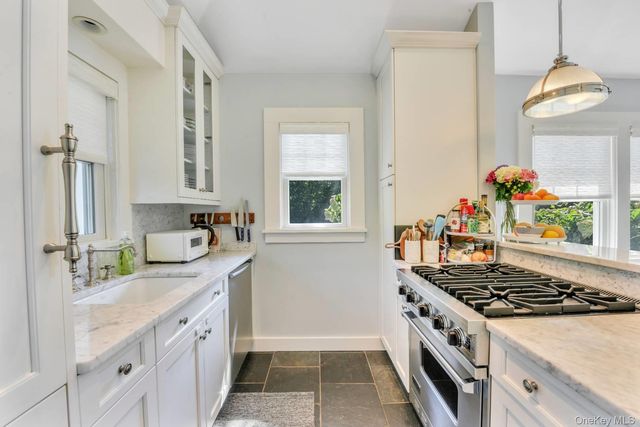 10 Henry Street, Southampton, NY 11968