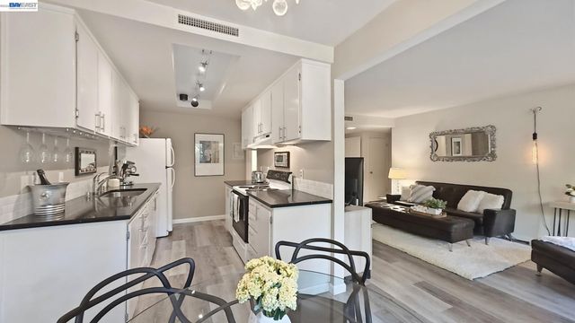 20720 4Th St 3, Saratoga, CA 95070