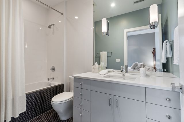 1303 W Diversey Parkway, Chicago, IL 60614