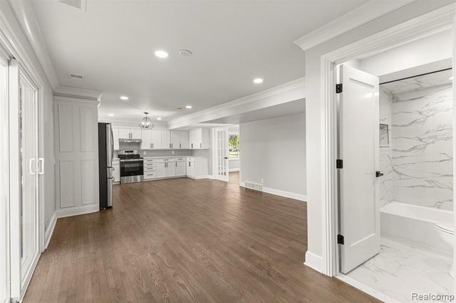 3158 Lafayette Drive, Trenton, MI 48183