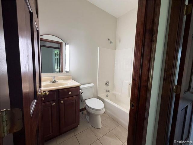 1143 Brewster Road, Rochester, MI 48306