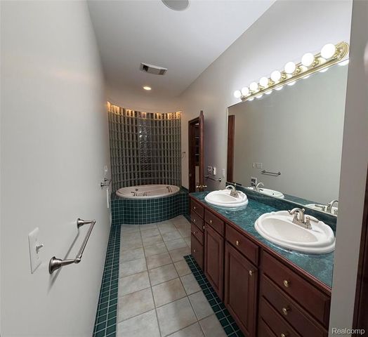 1143 Brewster Road, Rochester, MI 48306