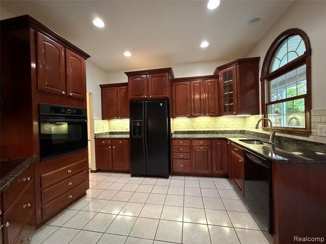 1143 Brewster Road, Rochester, MI 48306
