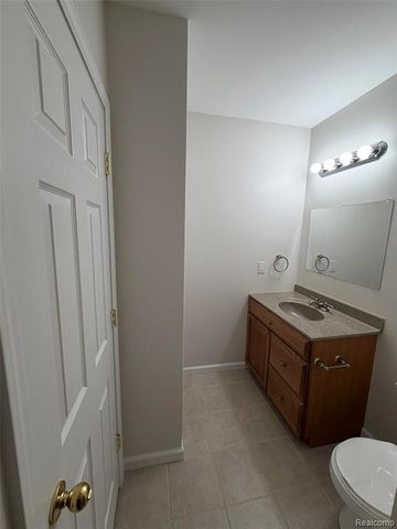 1143 Brewster Road, Rochester, MI 48306