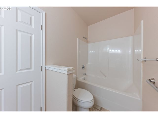 1368 Se BARBERRY Ave, Dallas, OR 97338