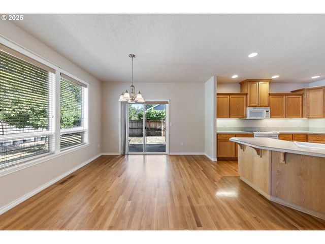 1368 Se BARBERRY Ave, Dallas, OR 97338