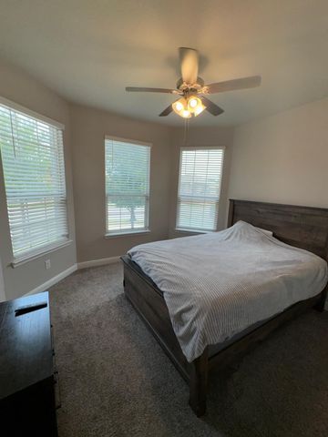 521 roundstone Road, Fort Worth, TX 76052