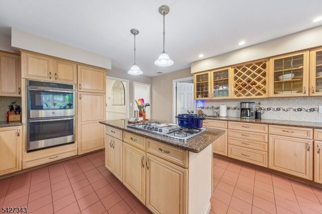 9 Wingate Way, Roseland Boro, NJ 07068