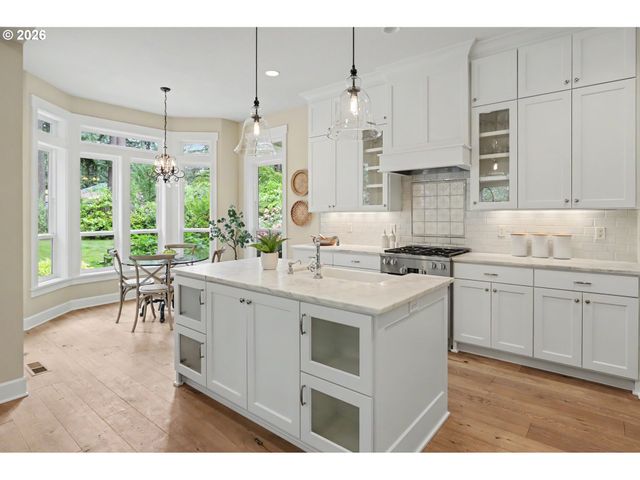 5831 Sw SEVILLE Ave, Lake Oswego, OR 97035