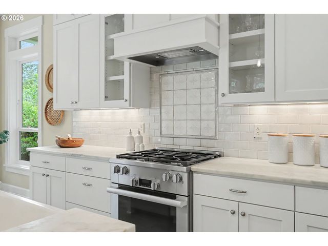5831 Sw SEVILLE Ave, Lake Oswego, OR 97035