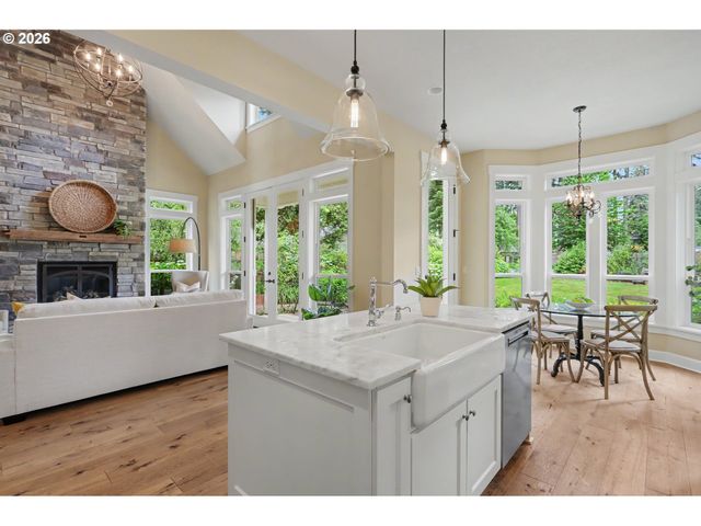 5831 Sw SEVILLE Ave, Lake Oswego, OR 97035