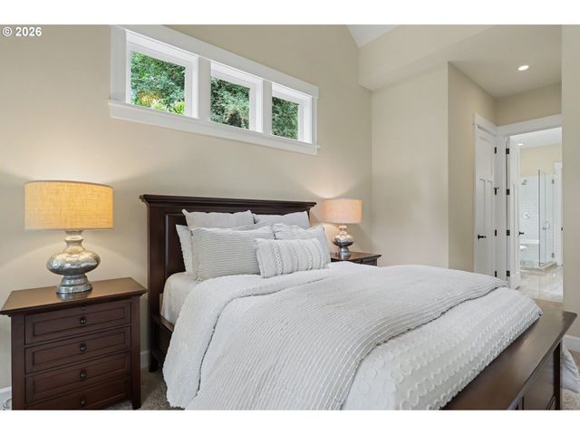 5831 Sw SEVILLE Ave, Lake Oswego, OR 97035
