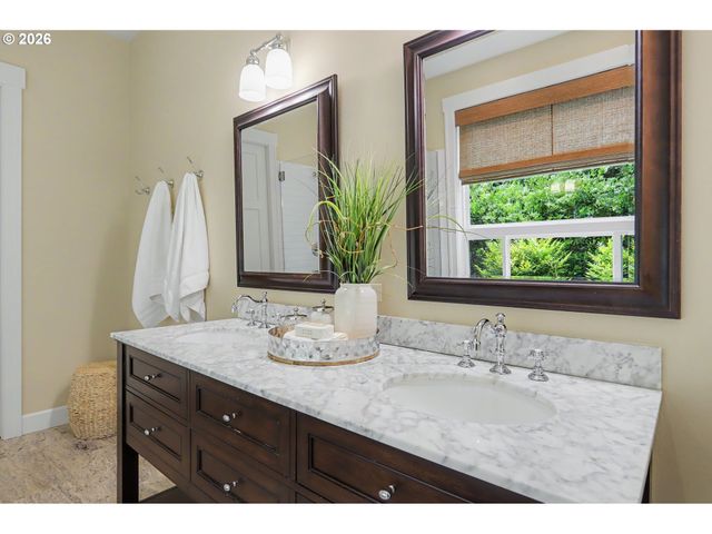 5831 Sw SEVILLE Ave, Lake Oswego, OR 97035