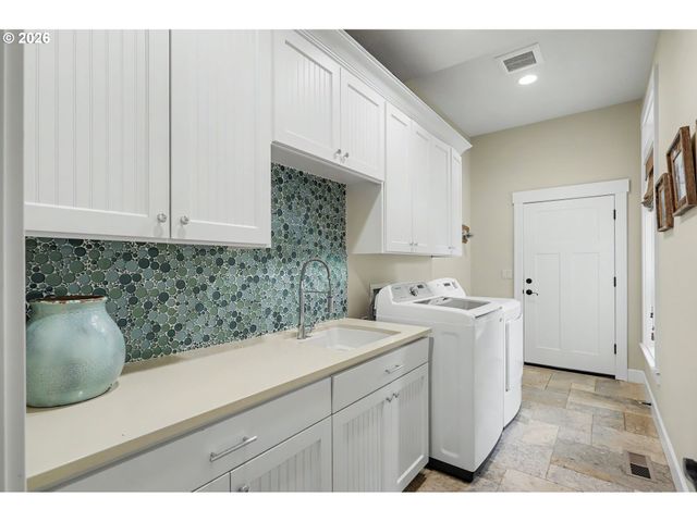 5831 Sw SEVILLE Ave, Lake Oswego, OR 97035