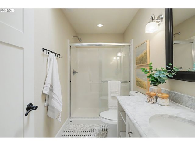 5831 Sw SEVILLE Ave, Lake Oswego, OR 97035