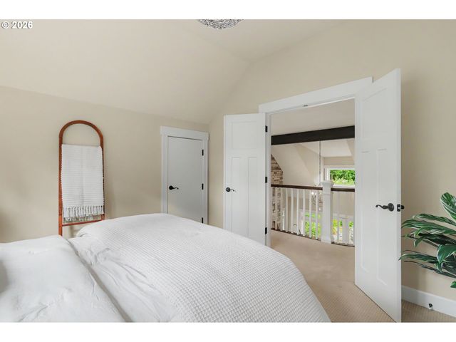5831 Sw SEVILLE Ave, Lake Oswego, OR 97035
