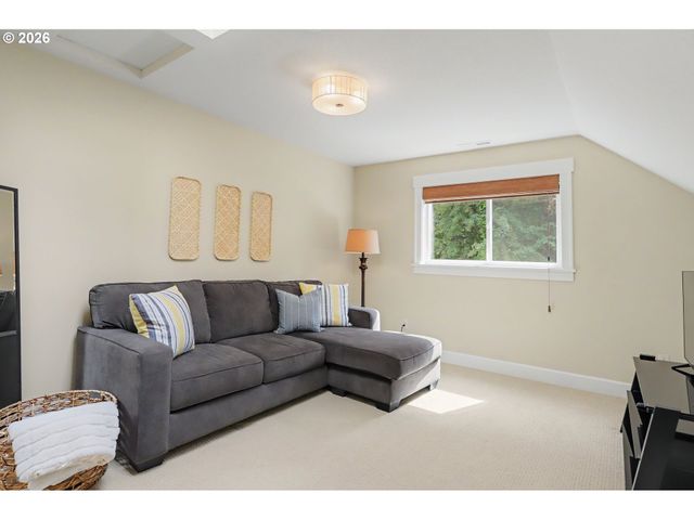 5831 Sw SEVILLE Ave, Lake Oswego, OR 97035