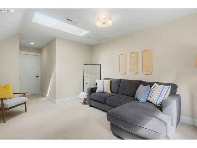 5831 Sw SEVILLE Ave, Lake Oswego, OR 97035