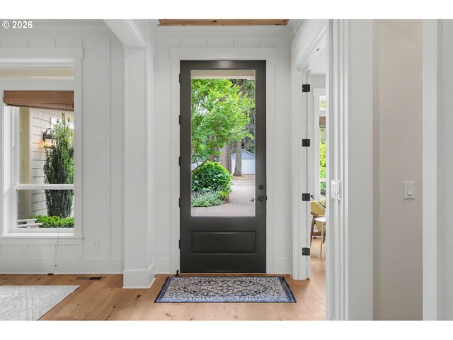 5831 Sw SEVILLE Ave, Lake Oswego, OR 97035