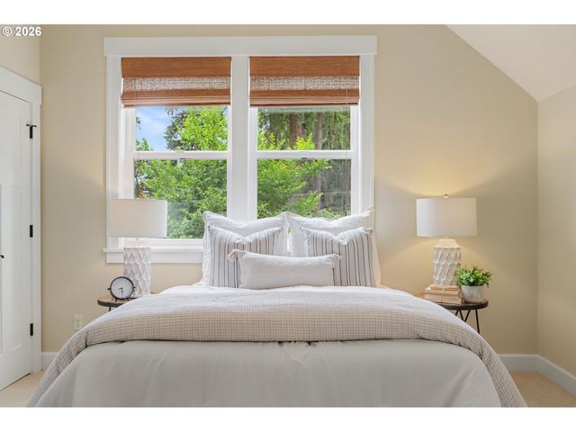 5831 Sw SEVILLE Ave, Lake Oswego, OR 97035