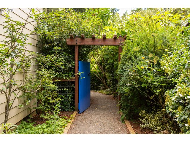 5831 Sw SEVILLE Ave, Lake Oswego, OR 97035