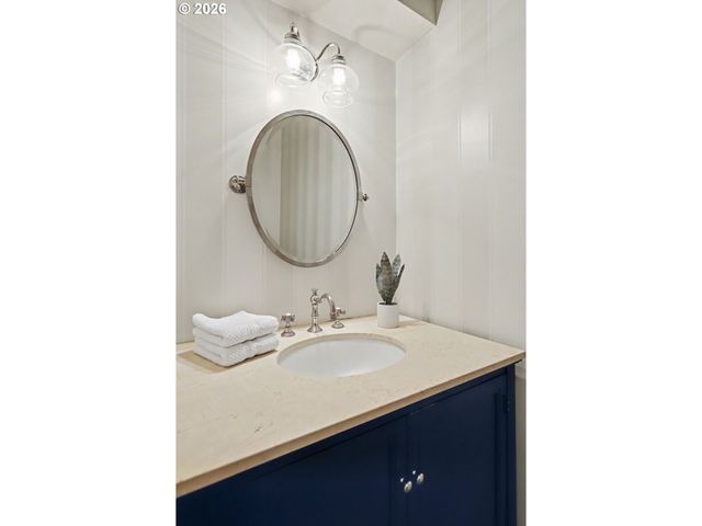 5831 Sw SEVILLE Ave, Lake Oswego, OR 97035