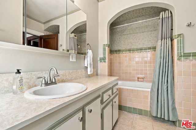 343 N Bronson Avenue, Los Angeles, CA 90004