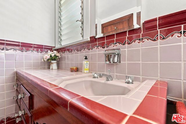 343 N Bronson Avenue, Los Angeles, CA 90004