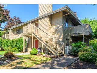 1911 LAKE ISLE Dr, Eugene, OR 97401