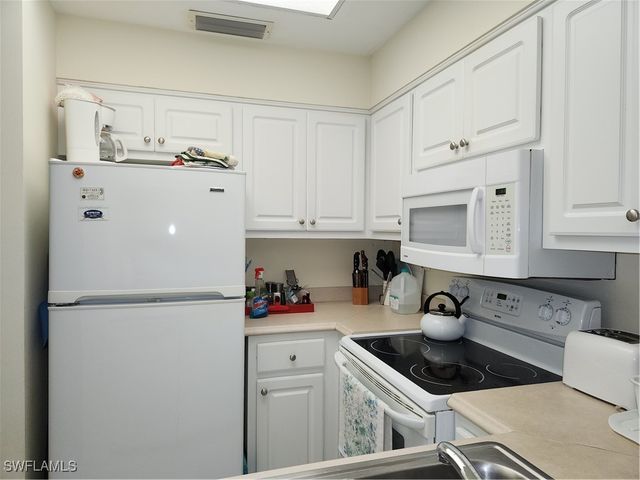 3320 OLYMPIC DR 122, Naples, FL 34105