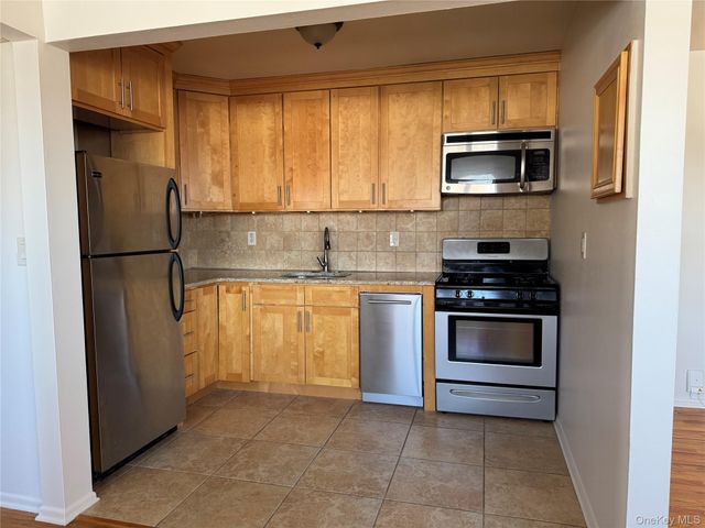 229 N Middletown Road G, Pearl River, NY 10965