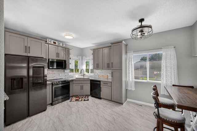 5015 71st Street, Urbandale, IA 50322