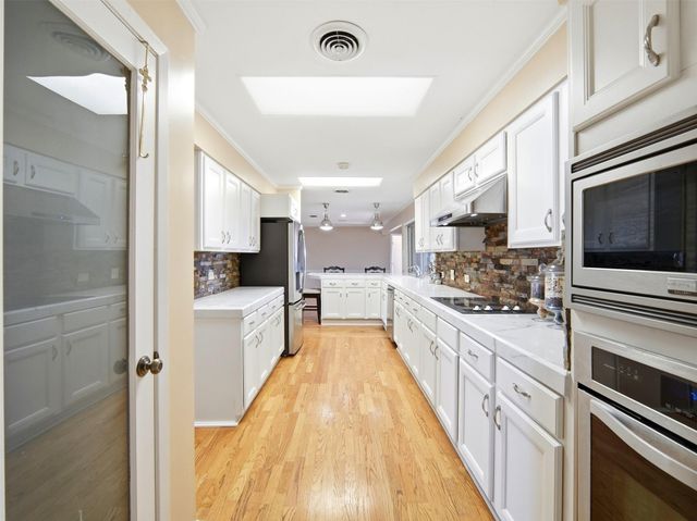 159 Thornton LN, Lakehills, TX 78063