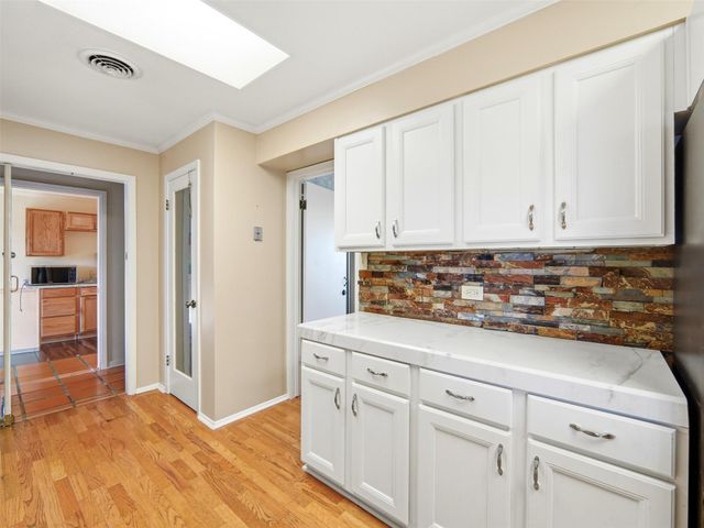 159 Thornton LN, Lakehills, TX 78063