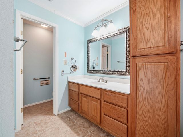 159 Thornton LN, Lakehills, TX 78063