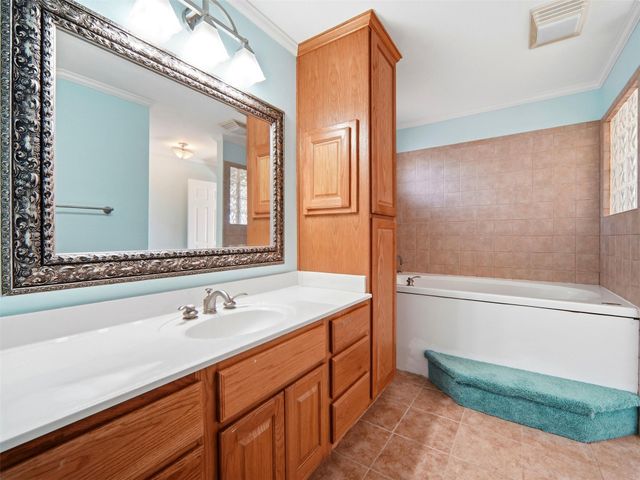 159 Thornton LN, Lakehills, TX 78063