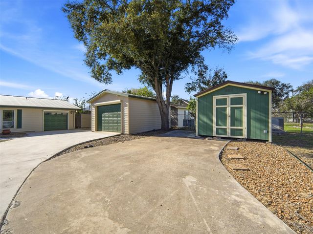 159 Thornton LN, Lakehills, TX 78063