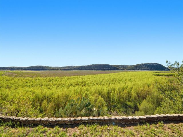 159 Thornton LN, Lakehills, TX 78063