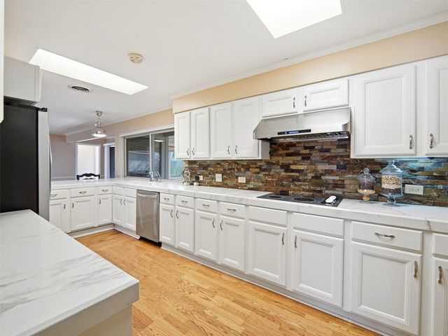 159 Thornton LN, Lakehills, TX 78063