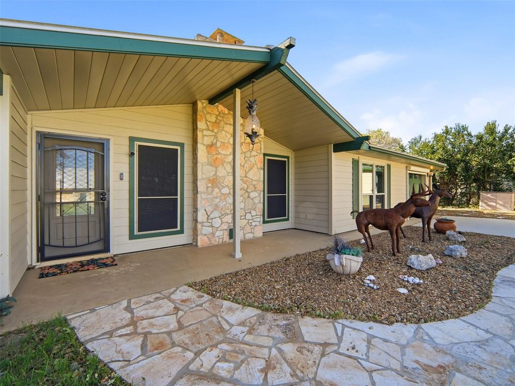 159 Thornton LN, Lakehills, TX 78063