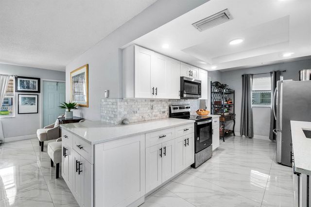 114 SW 8th Court, Boynton Beach, FL 33426
