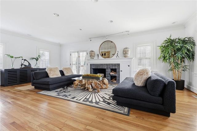 5701 Central Street, Kansas City, MO 64113