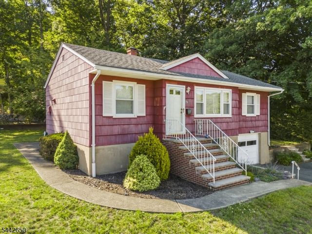 33 Walter Dr, Bloomingdale Boro, NJ 07403