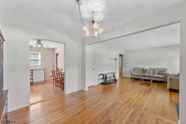 33 Walter Dr, Bloomingdale Boro, NJ 07403