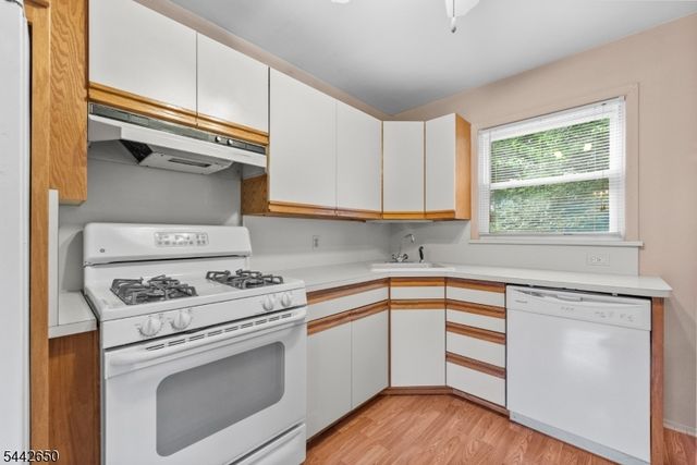 33 Walter Dr, Bloomingdale Boro, NJ 07403