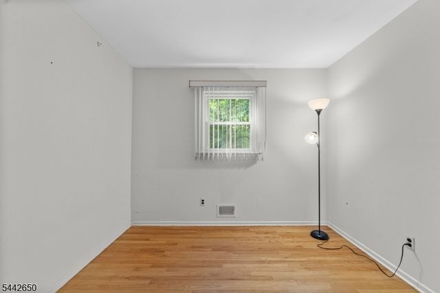33 Walter Dr, Bloomingdale Boro, NJ 07403