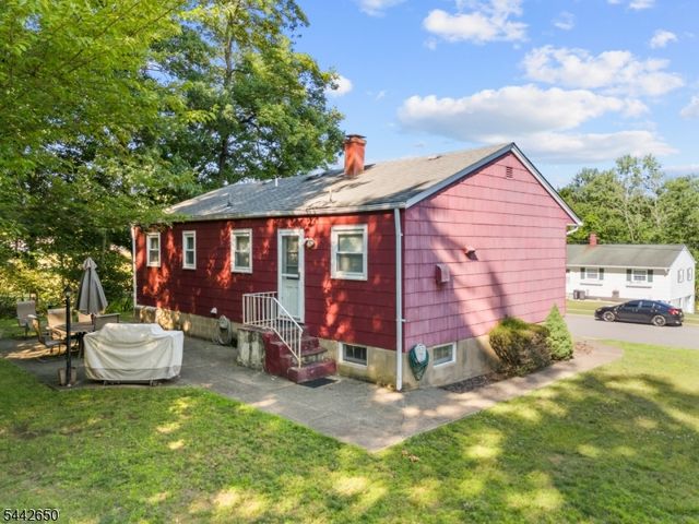 33 Walter Dr, Bloomingdale Boro, NJ 07403