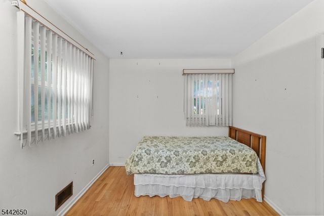 33 Walter Dr, Bloomingdale Boro, NJ 07403