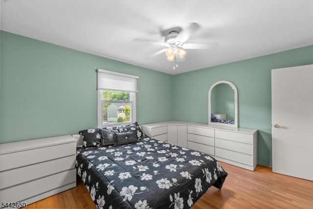 33 Walter Dr, Bloomingdale Boro, NJ 07403
