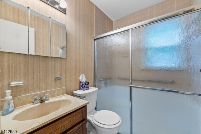 33 Walter Dr, Bloomingdale Boro, NJ 07403